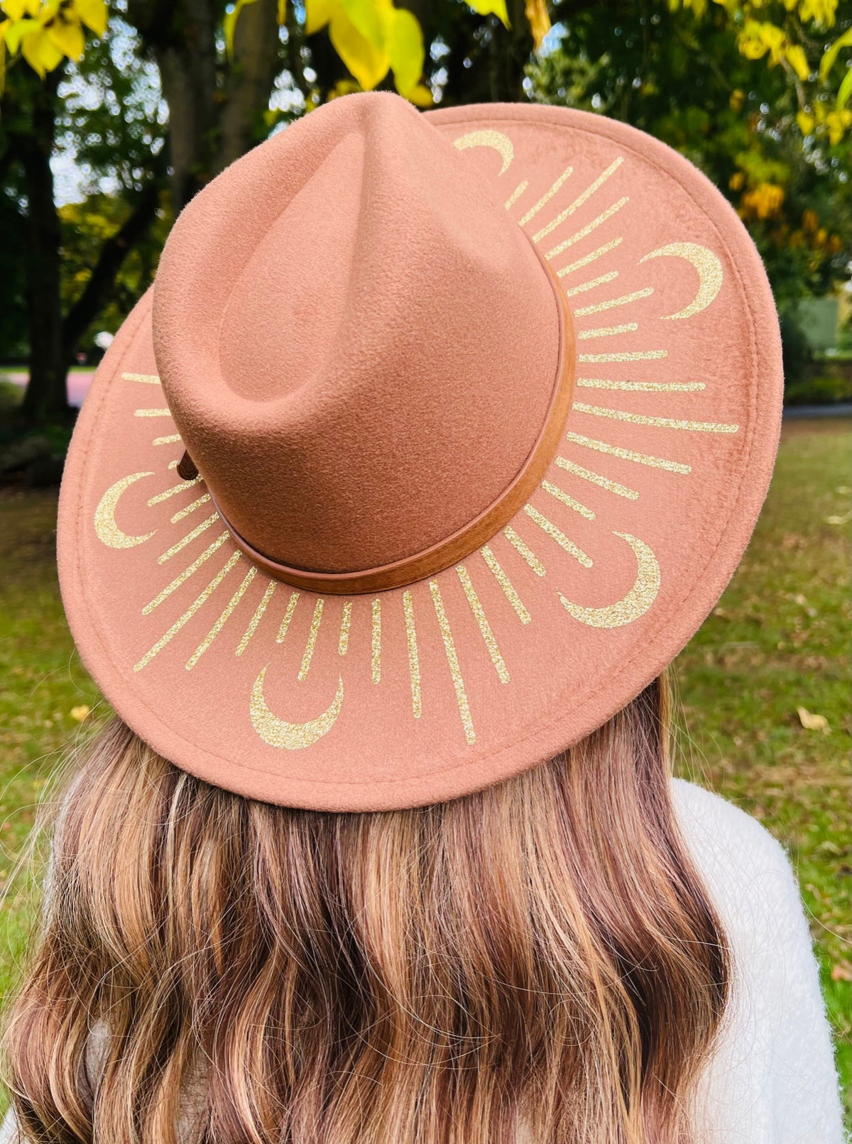 Fox & Fable - Vegan Felt Wide Brim Hat - XL Brim - Caramel - Gold Moonburst - -