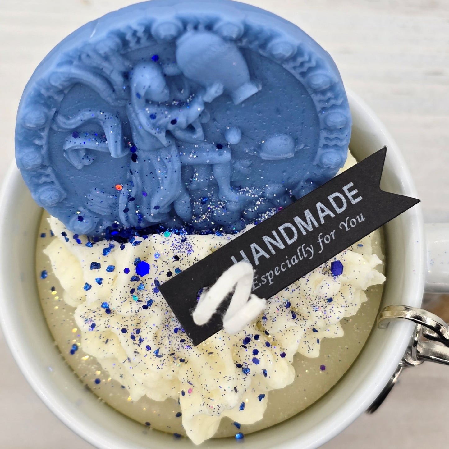 Aquarius Zodiac Candle Gift Set – 11oz Layered Mug Candle + Resin Keychain