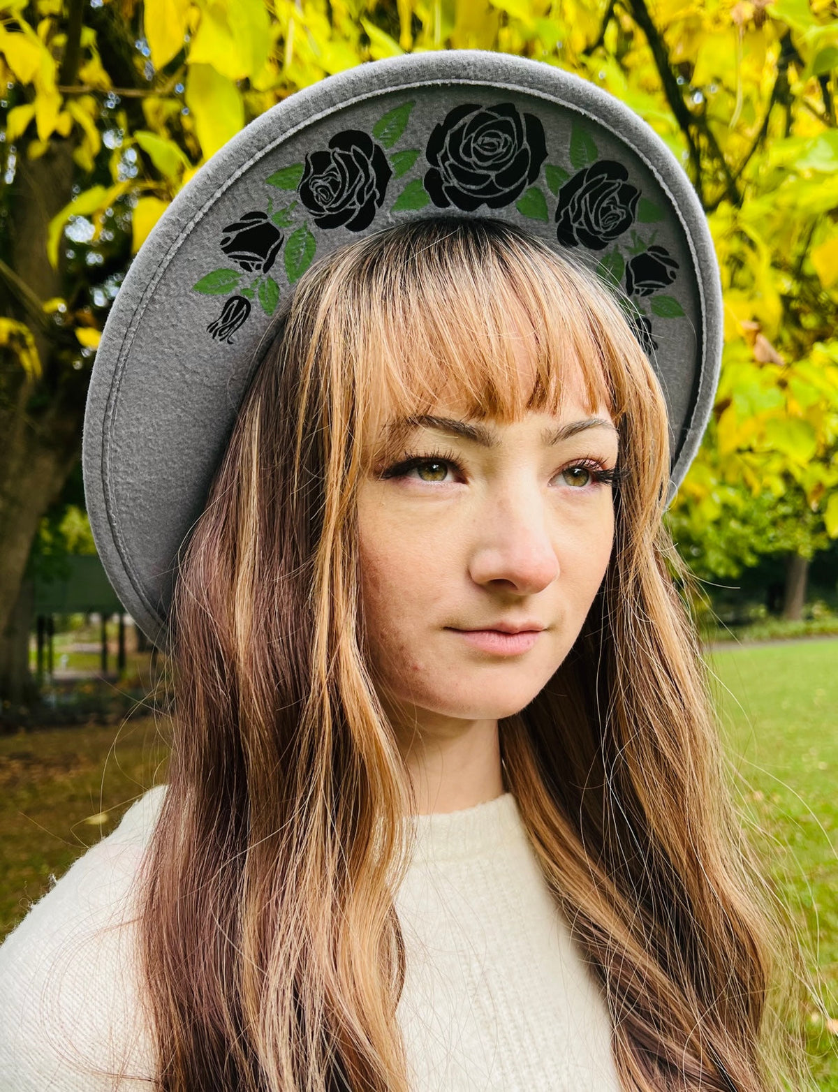 Fox & Fable - Vegan Felt Wide Brim Hat - Grey - Black Roses -  - 