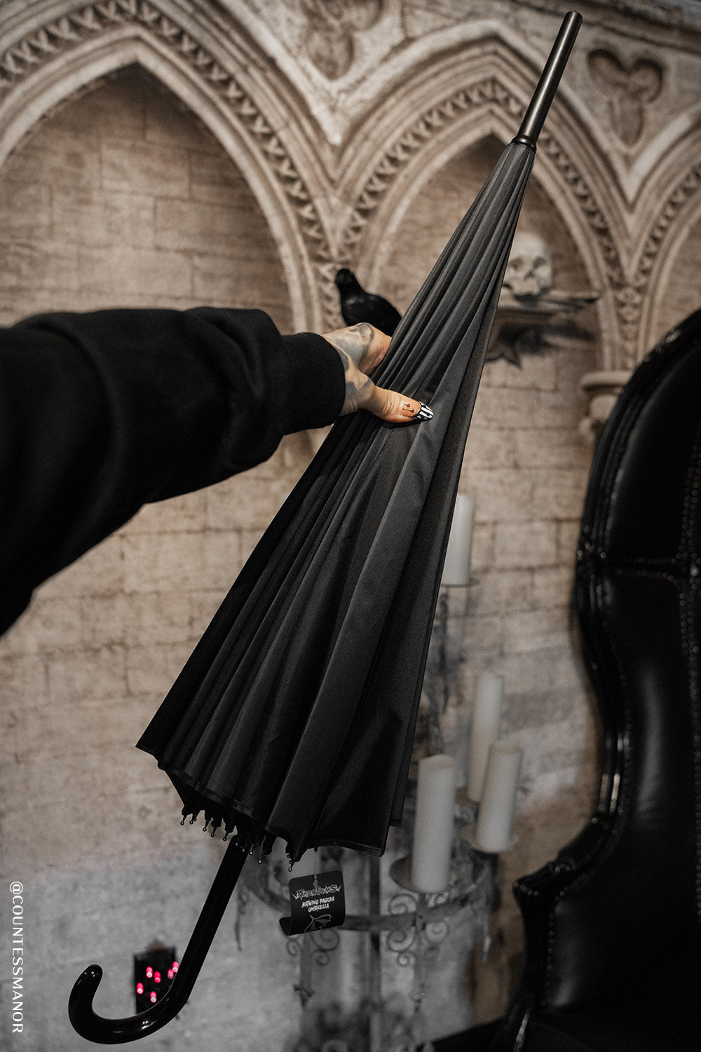 Batwing Pagoda Umbrella [BLACK/GRAY STRIPED]