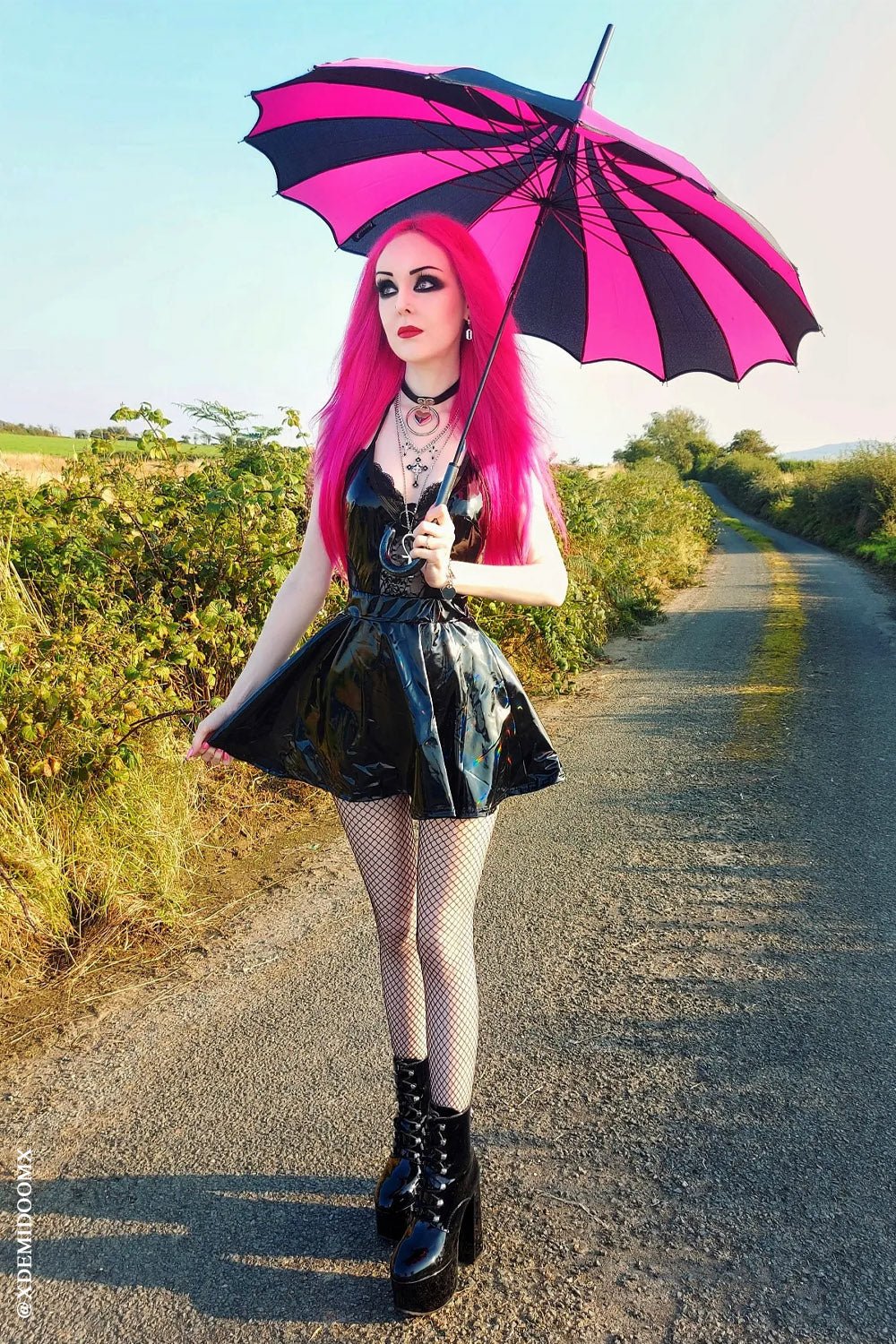 Batwing Pagoda Umbrella [BLACK/HOT PINK STRIPED]