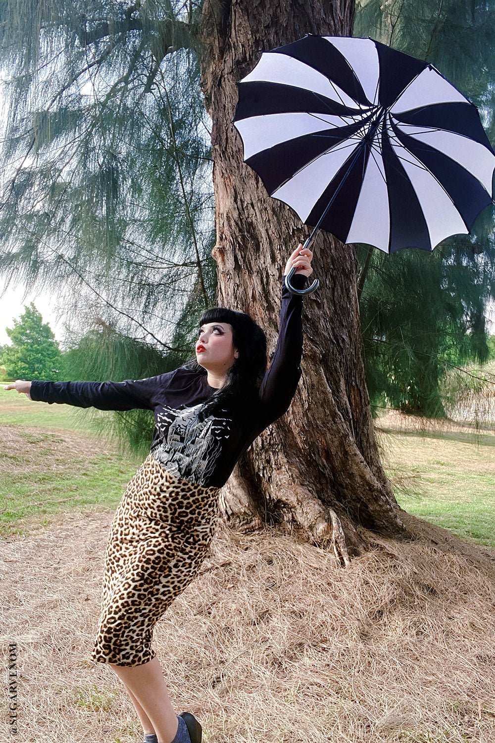 Batwing Pagoda Umbrella [BLACK/WHITE STRIPED]