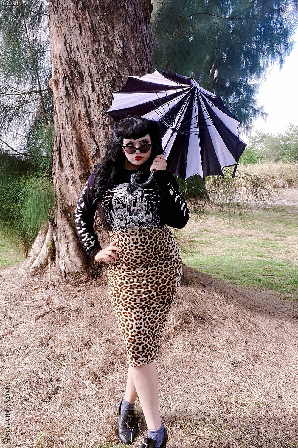 Batwing Pagoda Umbrella [BLACK/WHITE STRIPED]