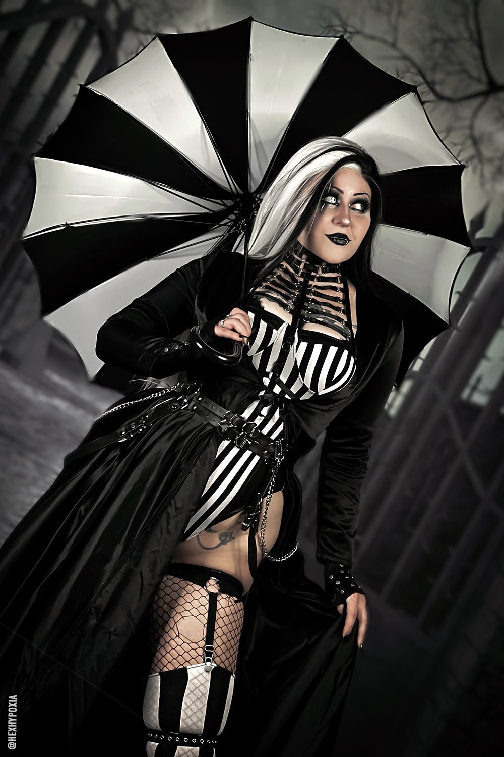 Batwing Pagoda Umbrella [BLACK/WHITE STRIPED]