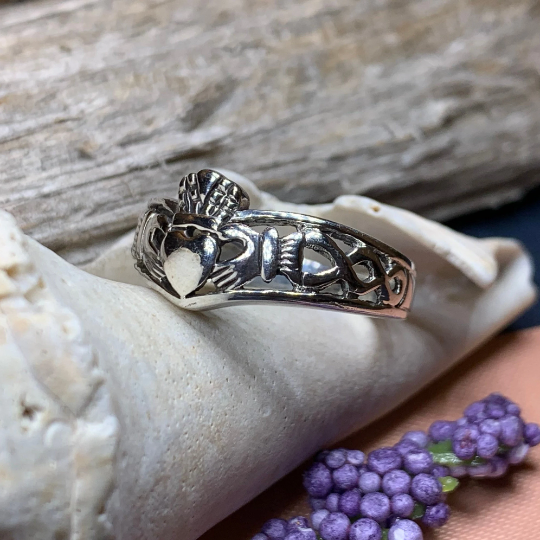 Claddagh Chevron Ring -  - Ring